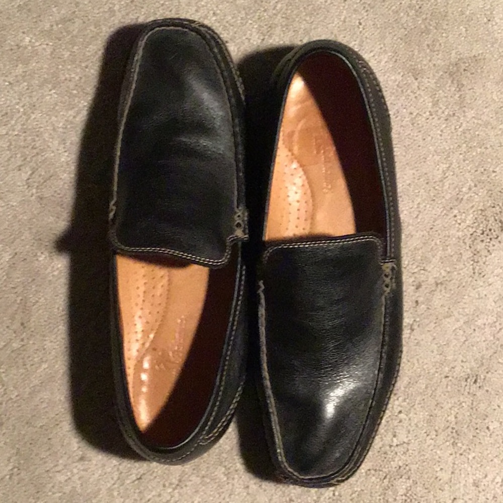 Men’s Tommy Bahama slip on loafers.
